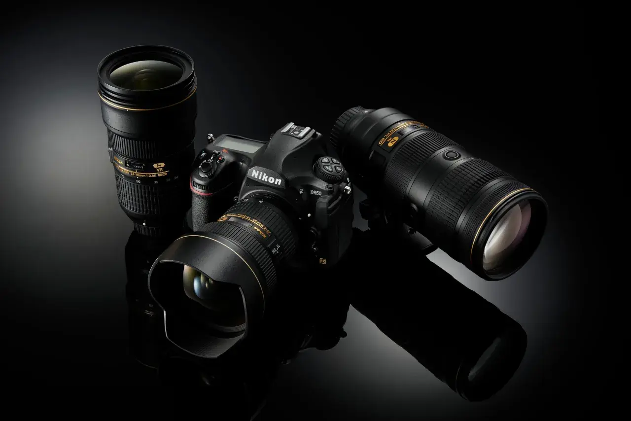 Le Nikon D850, avec ses objectifs 24-70mm et 70-200mm, prêt pour l'action depuis sa date de sortie.