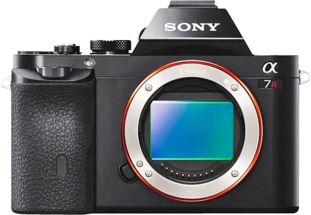 Appareil photo Sony Alpha a7R II, noir, avec objectif E-mount visible.