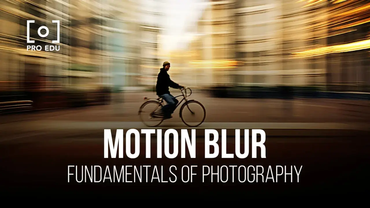 Une photo flou d'un cycliste en mouvement dans une ville, illustrant le concept de "Motion Blur".