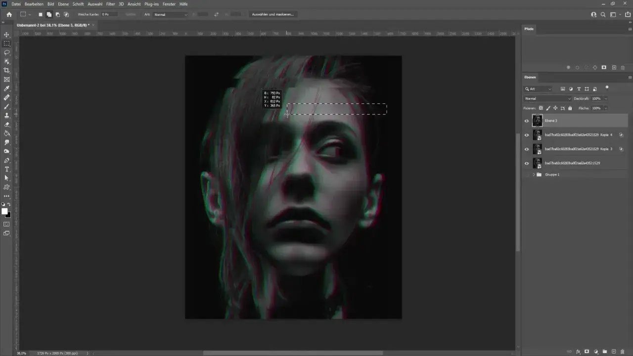 Portrait d'une femme avec un effet glitch Photoshop, créant une distorsion visuelle rouge et verte.