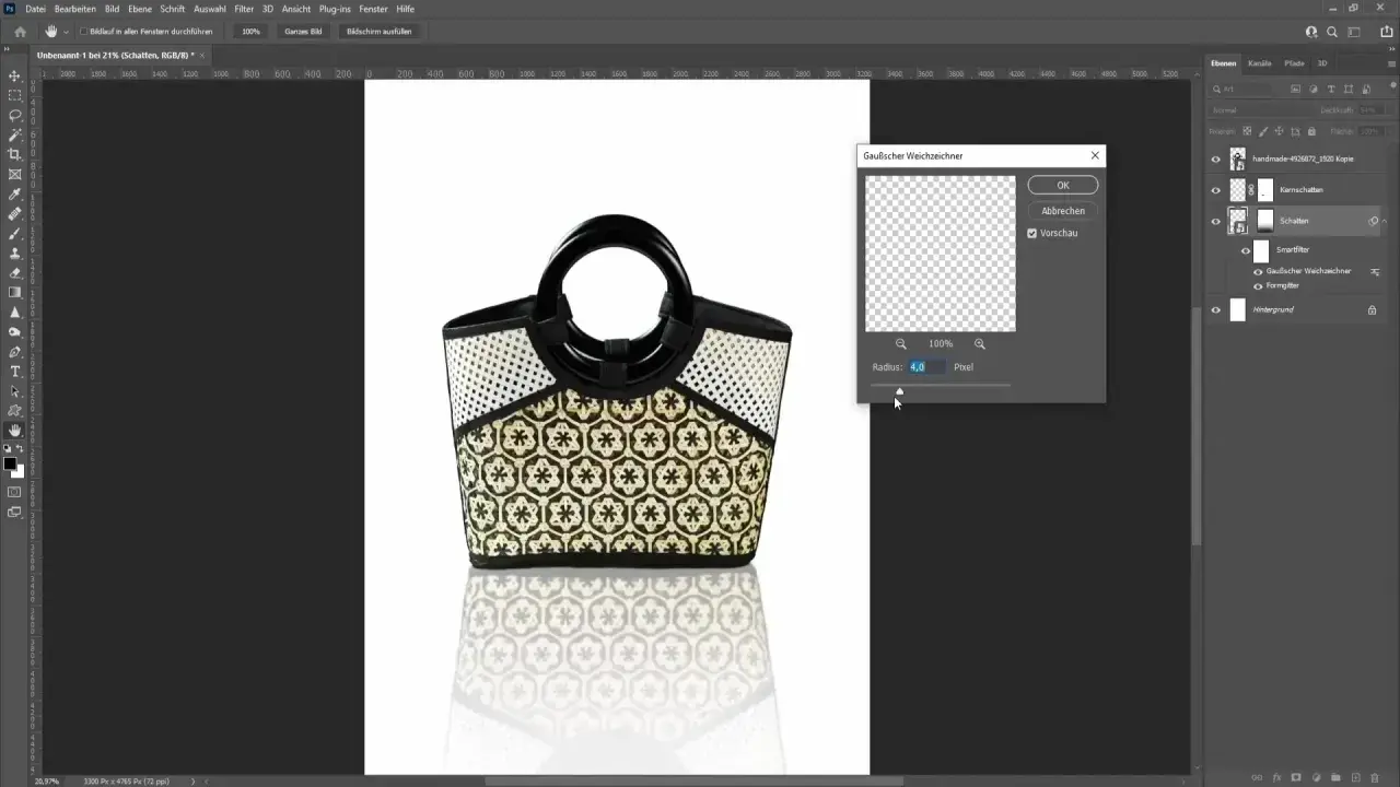 Sac à main avec un effet miroir créé avec Photoshop. Le filtre "Gaußscher Weichzeichner" est visible.