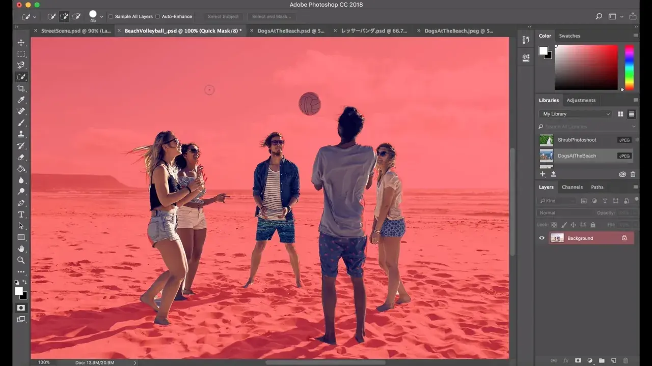 Un groupe d'amis joue au volleyball sur une plage, le ciel est d'un rose vif. L'outil sélection rapide de Photoshop est utilisé pour isoler le sujet.