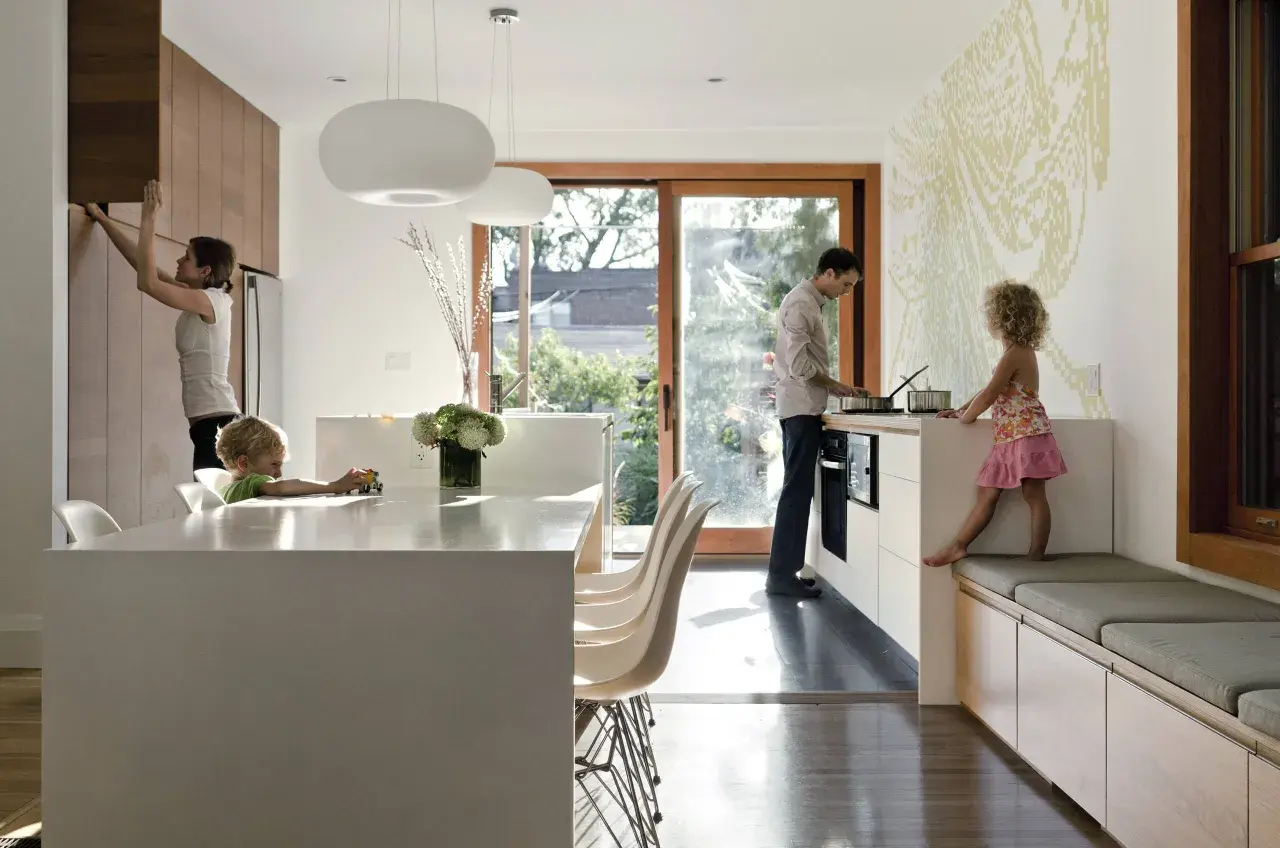 Une famille dans une cuisine moderne. Un photographe interieur a capturé ce moment de vie.