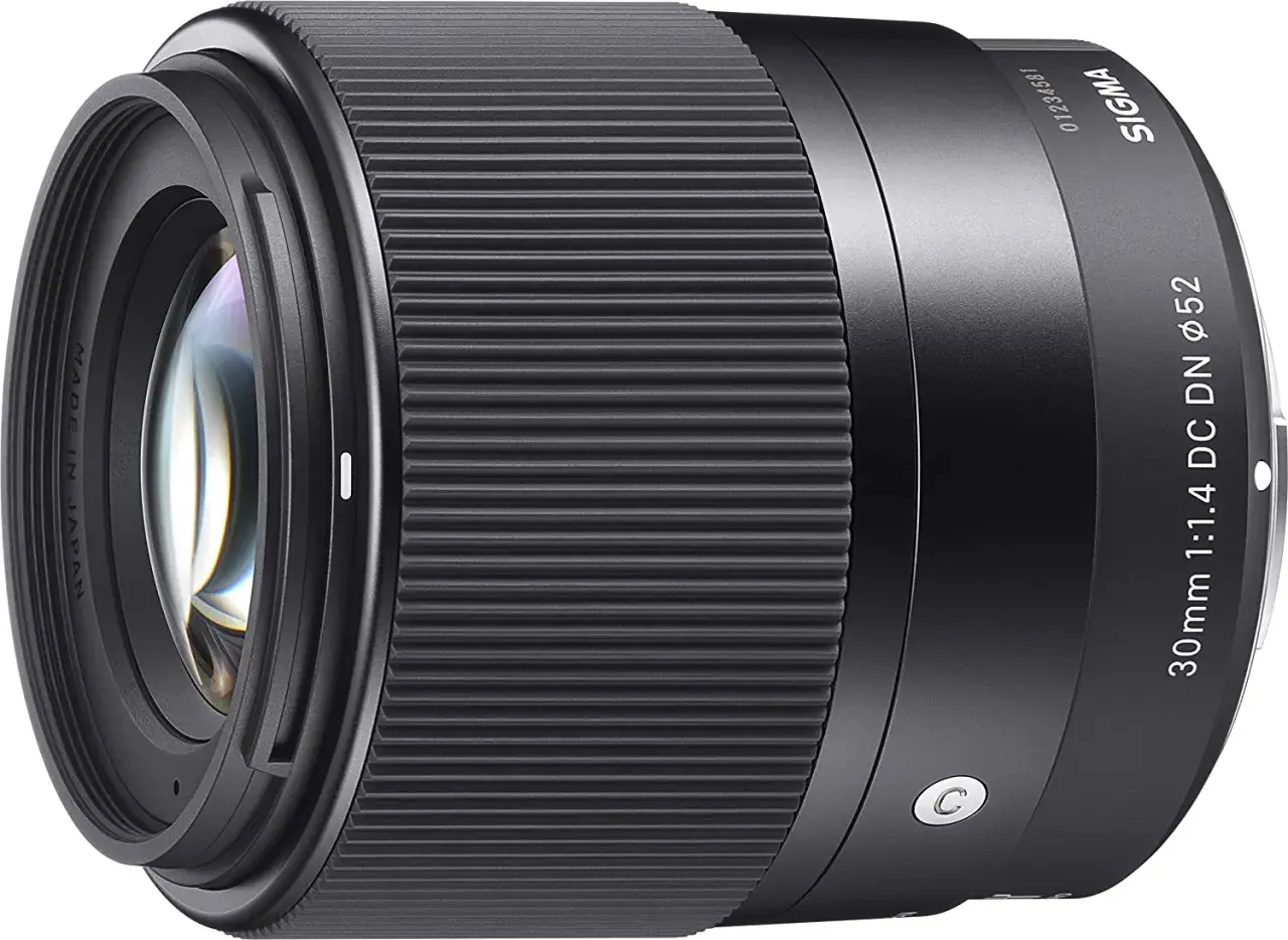Objectif 50 mm pour quel usage ? Ce Sigma 1.4 DC DN 52mm est idéal pour portraits et faible luminosité.