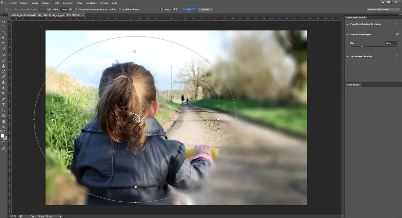 Enfant vu de dos sur un chemin, avec un effet de flou circulaire appliqué en **style Photoshop** pour un rendu artistique.
