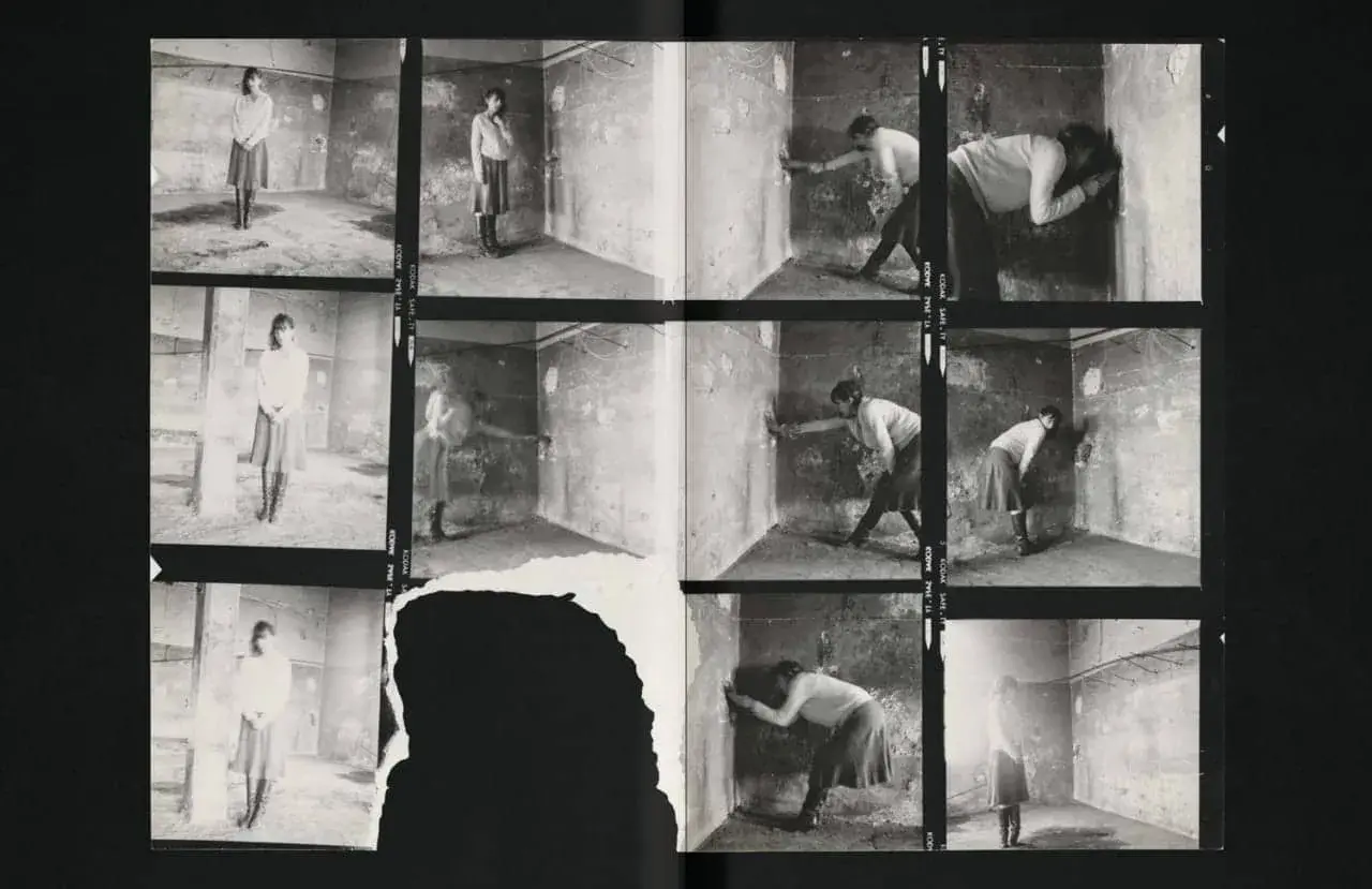 Série de photographies de Francesca Woodman dans une pièce aux murs décrépits, explorant des poses et des mouvements dans l'espace.