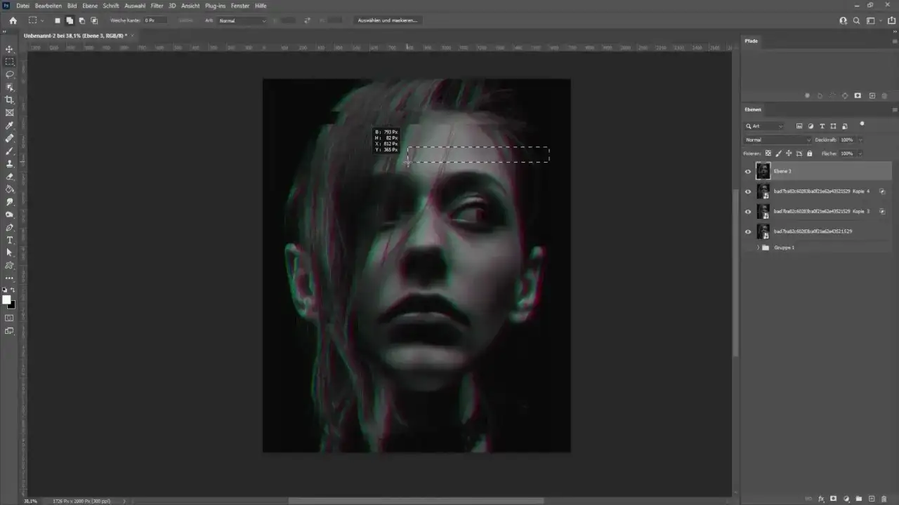 Portrait d'une femme avec un effet glitch Photoshop, créant une distorsion visuelle rouge et verte.