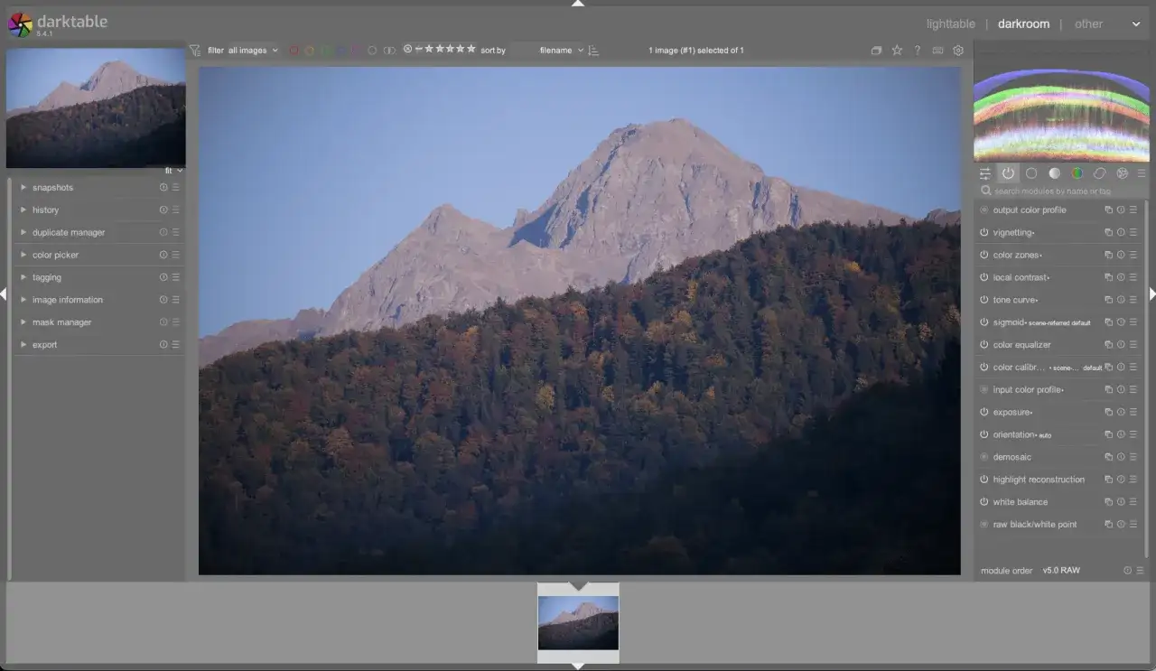 Montagne et forêt d'automne dans Darktable, idéal pour la retouche photo gratuit.