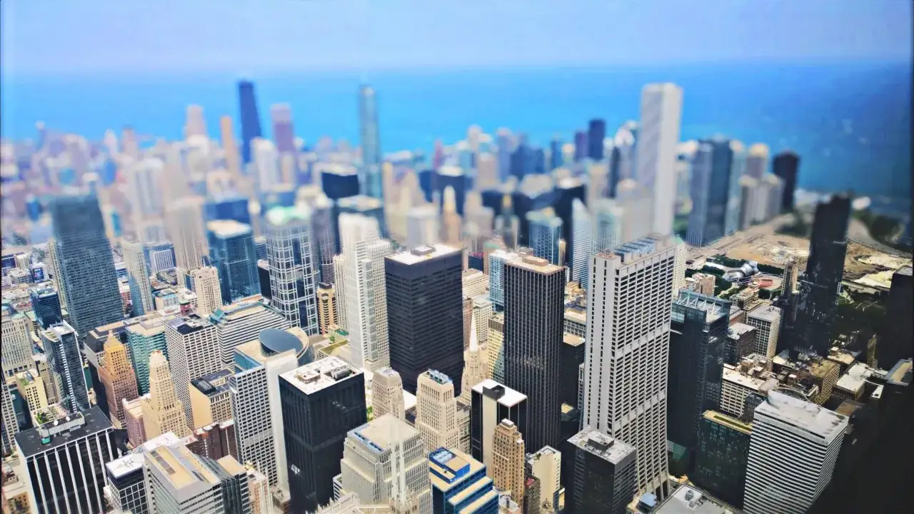 Vue a&eacute;rienne d'une ville avec des gratte-ciel, l'effet tilt shift donne l'impression d'une maquette.