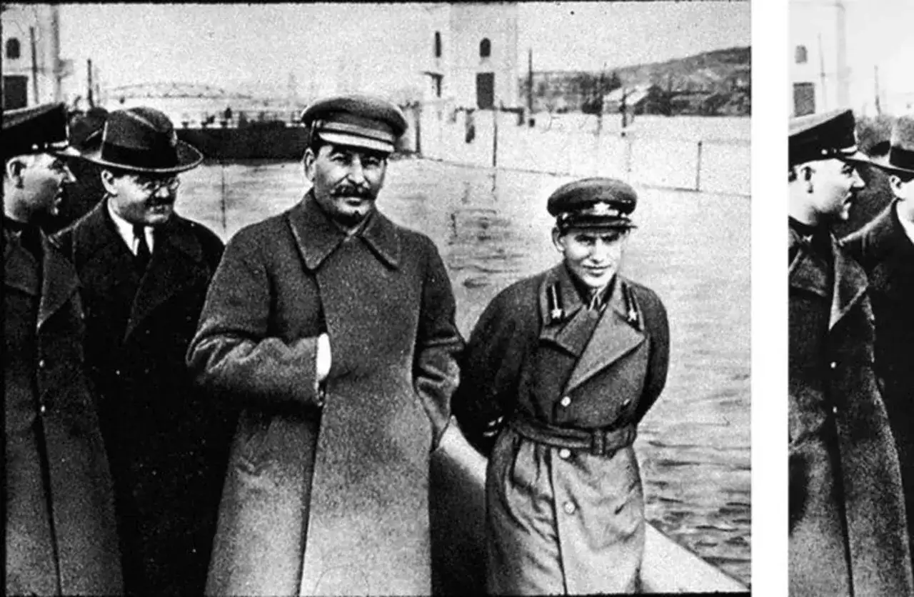 Staline, dans une photo retouchée, pose avec d'autres hommes en uniforme près d'un plan d'eau.