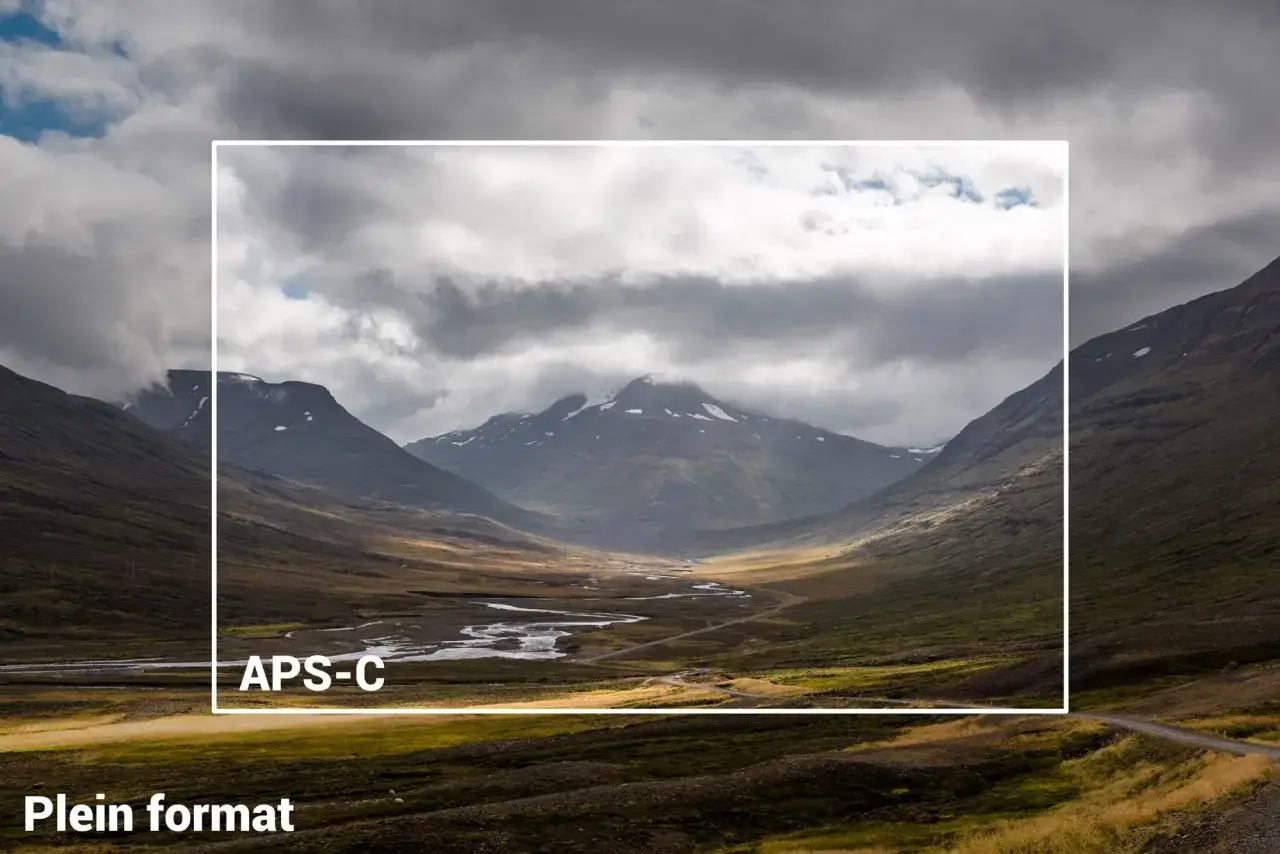 Paysage de vall&eacute;e avec une rivi&egrave;re sinueuse, encadr&eacute; par des montagnes. La zone marqu&eacute;e 
