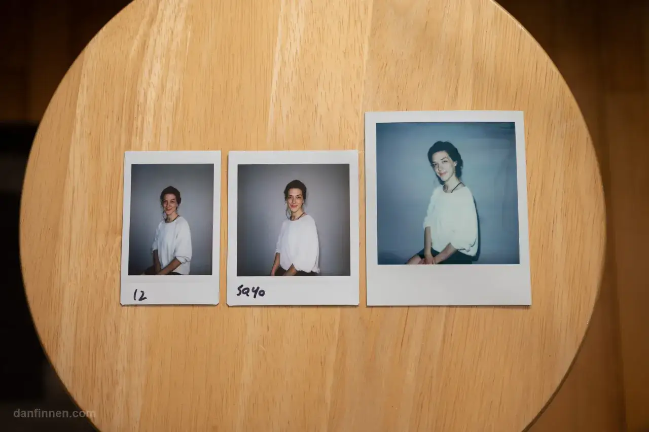 Trois photographies instantan&eacute;es d'une jeune femme souriante, pos&eacute;es sur une table en bois. L'une est &eacute;tiquet&eacute;e 