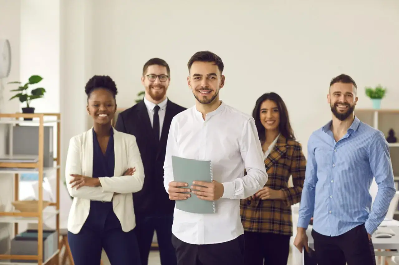 Une &eacute;quipe souriante et diversifi&eacute;e, respectant le droit &agrave; l'image en entreprise.