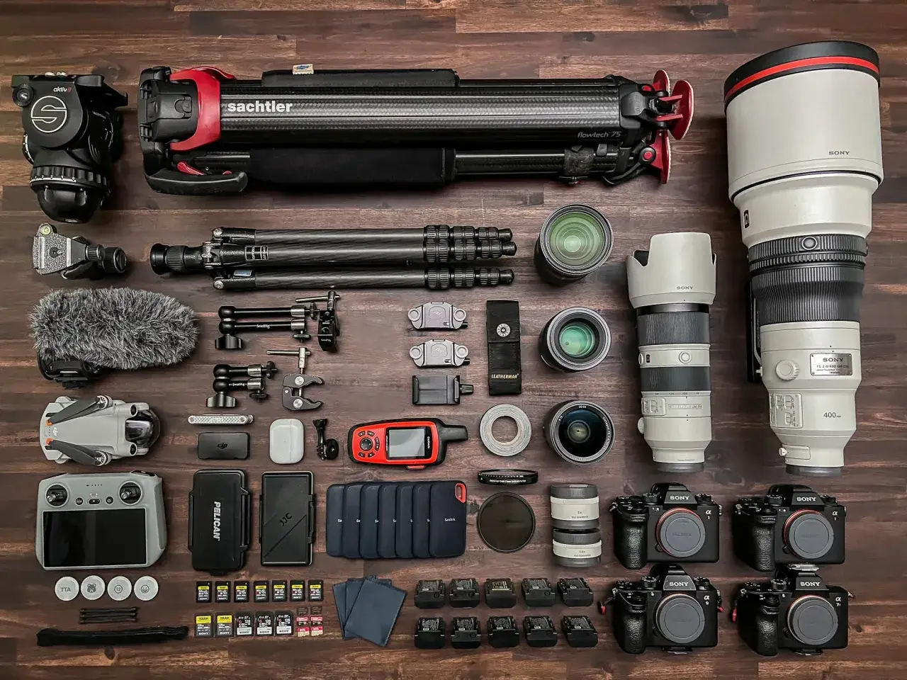 Mat&eacute;riel photo professionnel : tr&eacute;pied Sachtler, objectifs Sony, drones, et plusieurs appareils photo Sony a7s IV.
