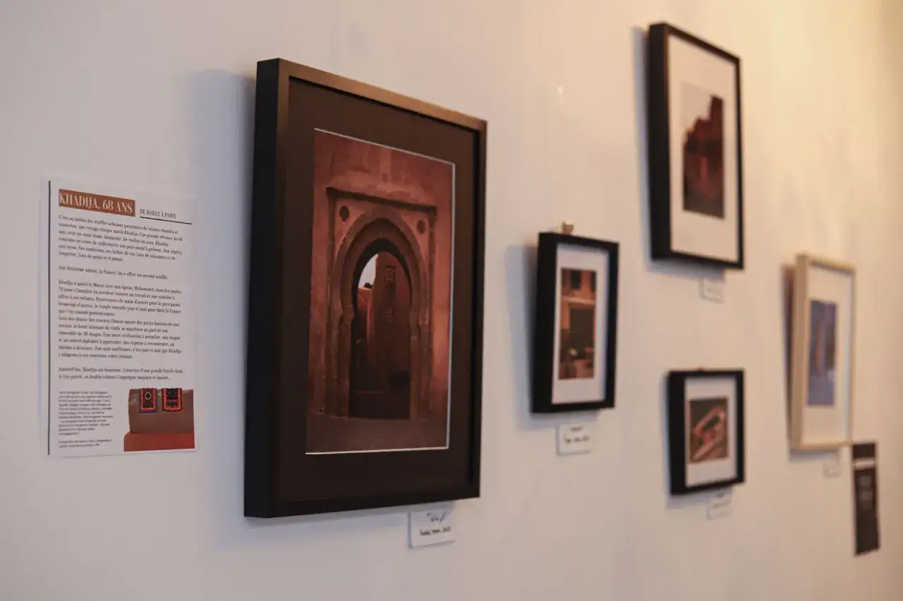 Exposition de photographies d'une femme marocaine, Khadija, qui a quitt&eacute; son pays pour la France. Un projet photo qui explore l'identit&eacute; et la double culture.