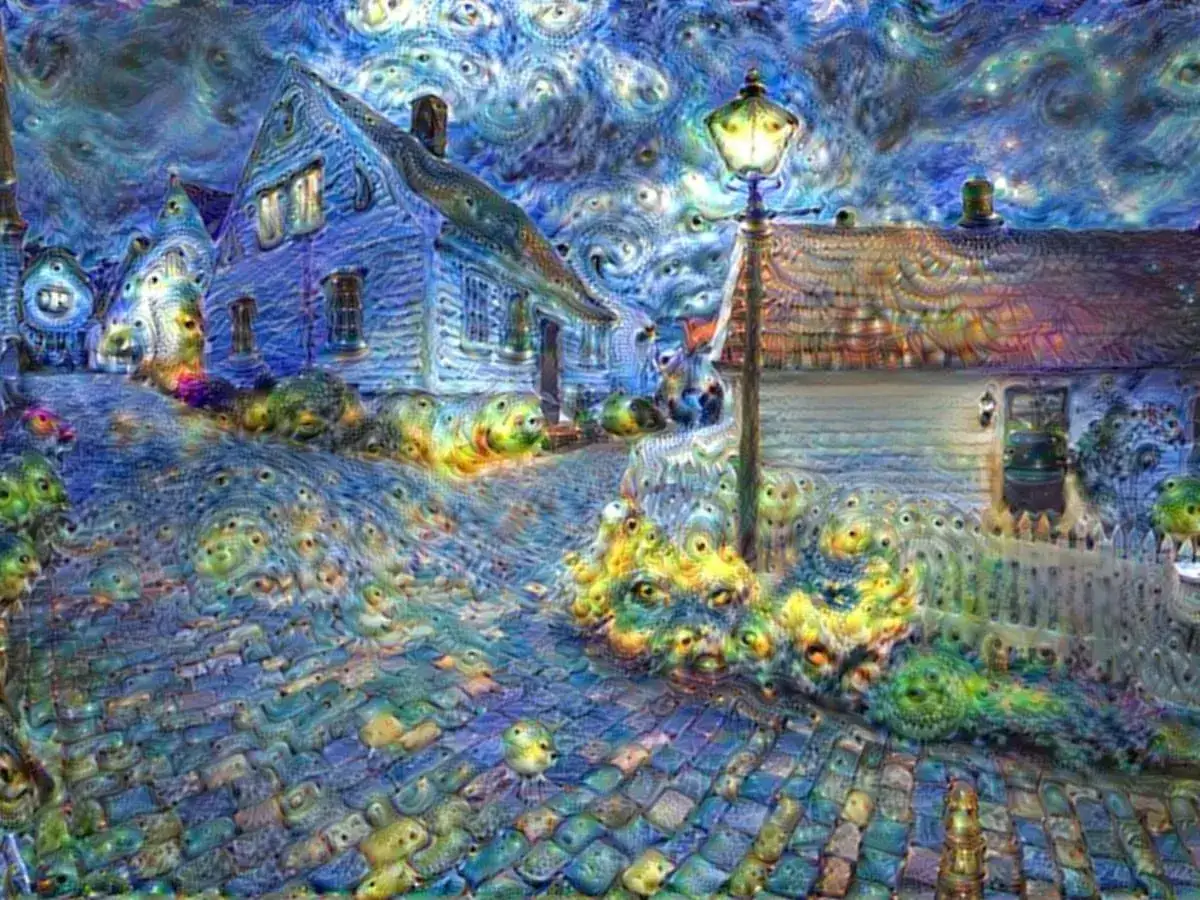 Un village nocturne transformé par un deep dream, où les maisons et la rue pavée semblent vivantes, peuplées d'yeux et de formes étranges.