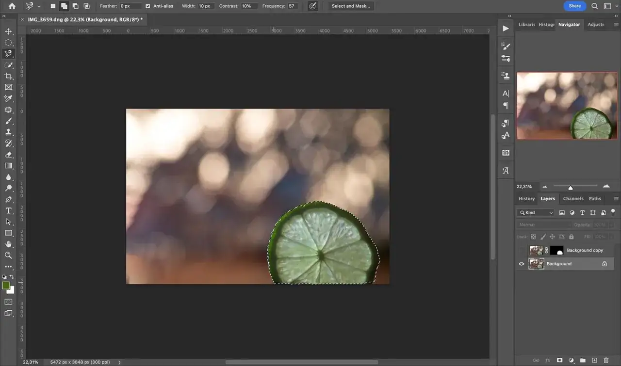 Utilisation de l'outil lasso dans Photoshop pour sélectionner une tranche de citron verte sur un fond flou.