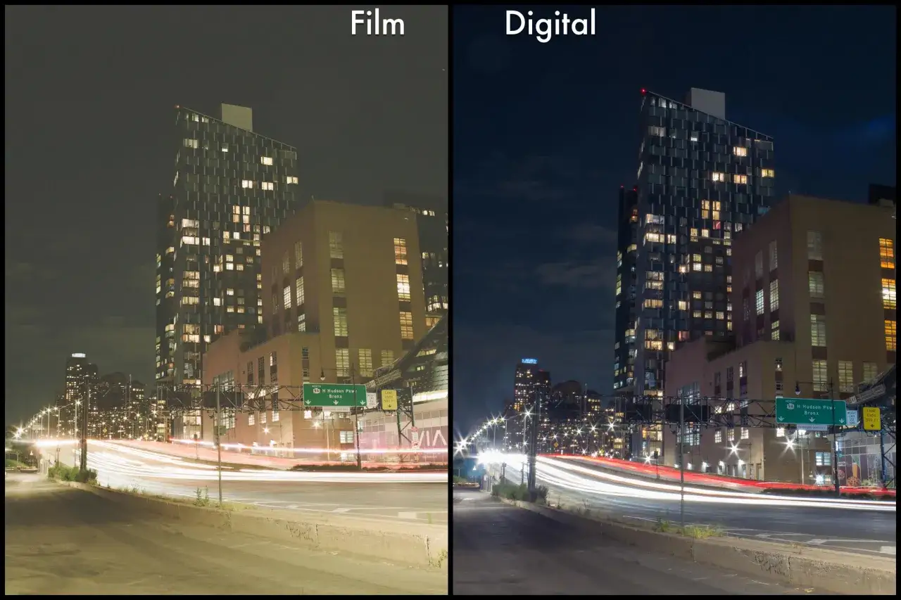 Comparaison photo argentique vs numérique : nuit urbaine avec traînées lumineuses de voitures. L'image argentique est plus sombre, le numérique plus détaillé.