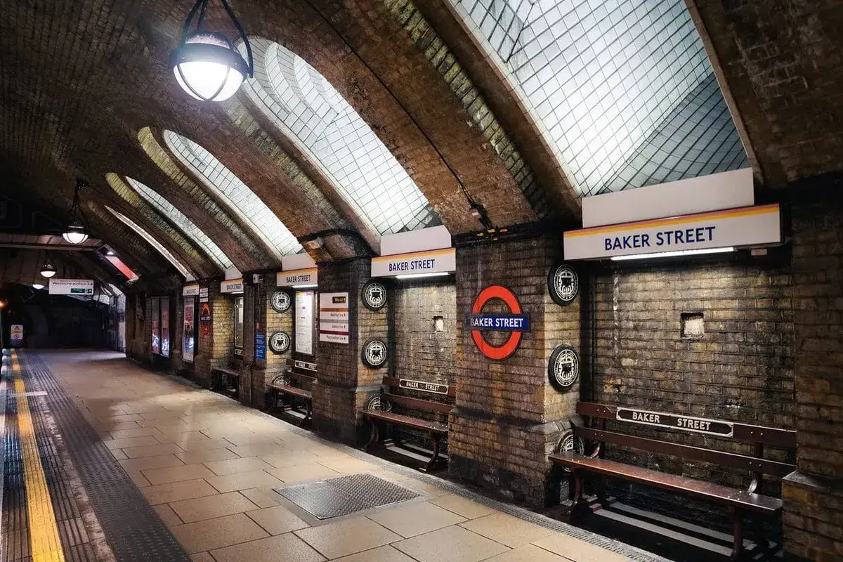 Station Baker Street, Londres. Test Fujifilm X100VI. Briques, arches, lumières et bancs.