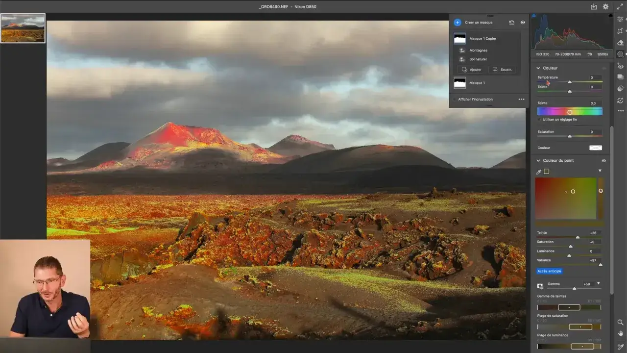 Paysage volcanique aux couleurs vives, avec un calque rouge Photoshop appliqu&eacute; pour accentuer la chaleur.