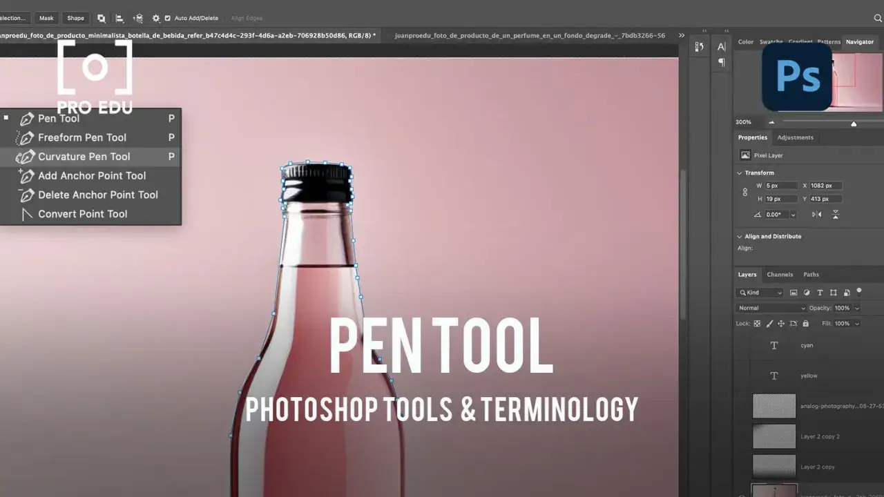 Dans Photoshop, le photoshop outil plume est utilisé pour détourer une bouteille. Le menu montre les options de l'outil plume.