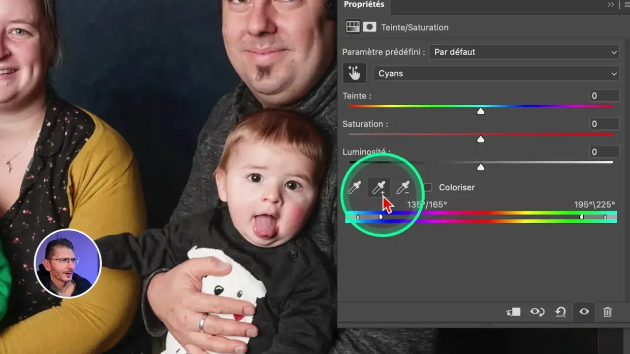 Un homme ajuste les couleurs dans Photoshop pour changer la teinte d'une photo de famille.