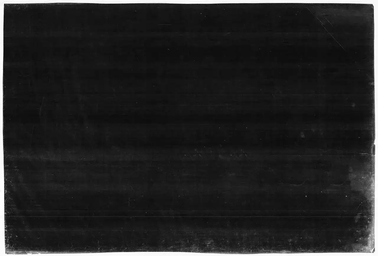 Texture sombre avec des rayures fines et des points blancs, &eacute;voquant un effet photocopie Photoshop vieilli.