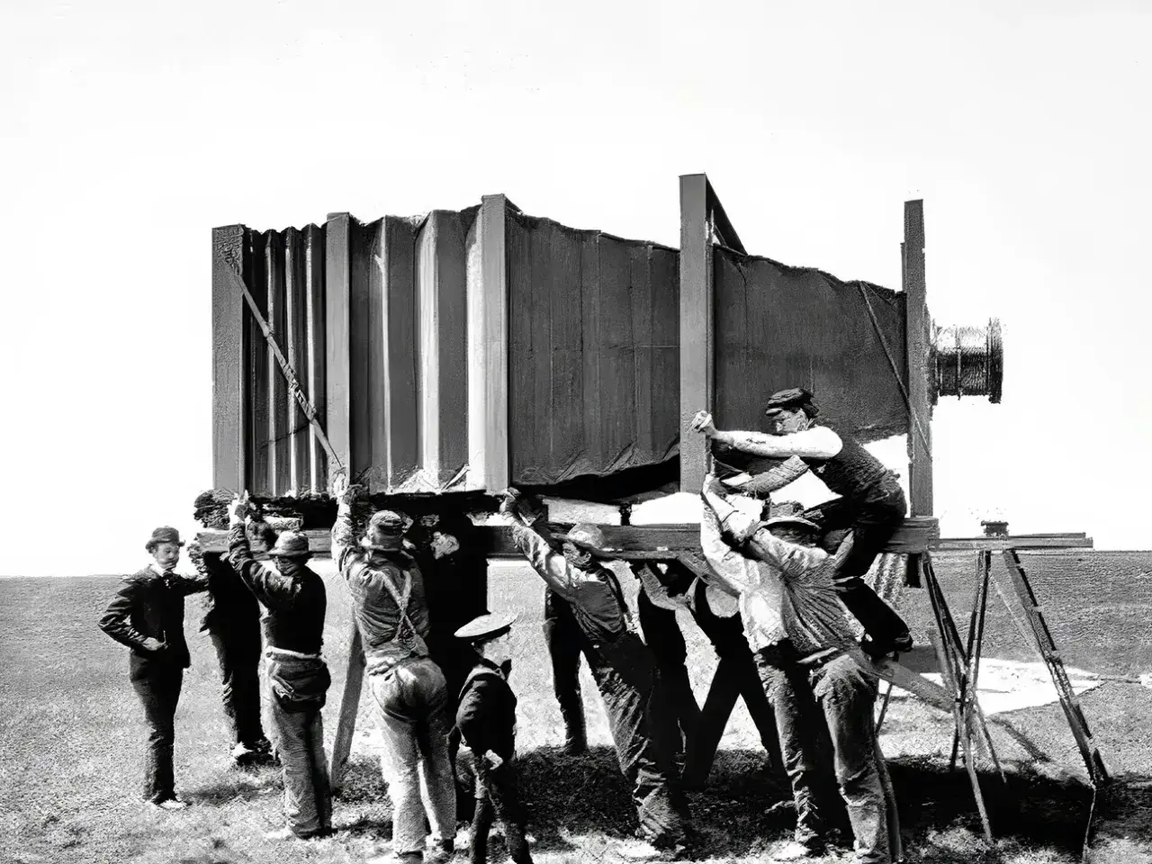 Une équipe d'hommes manipule un appareil photo géant, une scène d'historique photos.