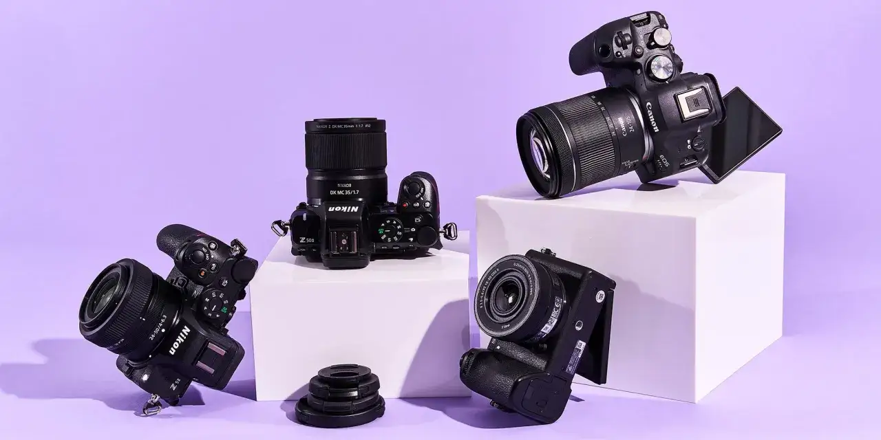 Découvrez la nouveauté appareil photo : plusieurs modèles Nikon et Canon, certains sur des cubes blancs, prêts pour de nouvelles aventures photographiques.