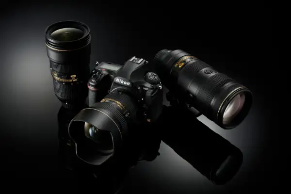 Le Nikon D850, avec ses objectifs 24-70mm et 70-200mm, prêt pour l'action depuis sa date de sortie.