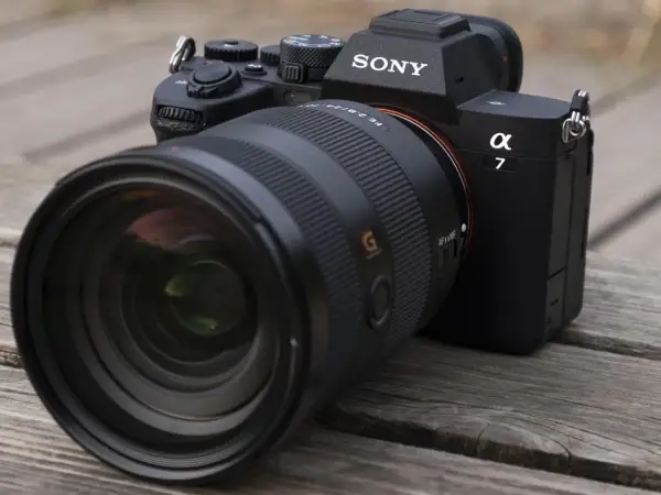 Appareil photo Sony Alpha 7 IV avec objectif zoom 24-70mm f/2.8 GM, prêt pour capturer des moments inoubliables.