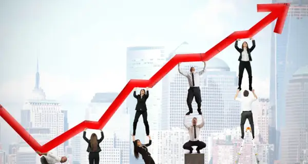 Une équipe d'affaires soutient une flèche de graphique rouge en hausse, symbolisant la croissance du commerce.