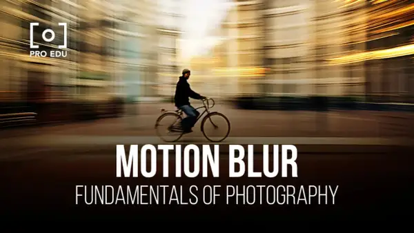 Une photo flou d'un cycliste en mouvement dans une ville, illustrant le concept de "Motion Blur".