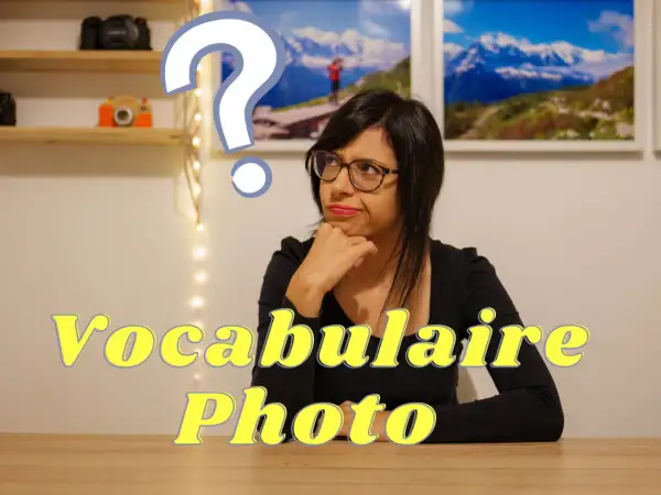 Une femme réfléchit à un point d'interrogation, devant des photos de montagnes et des appareils photo. Le texte "Vocabulaire Photo" apparaît.