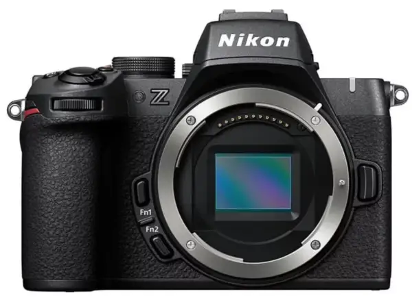 Appareil photo Nikon Z50, idéal pour vos avis. Le capteur est visible, prêt à capturer vos plus beaux clichés.