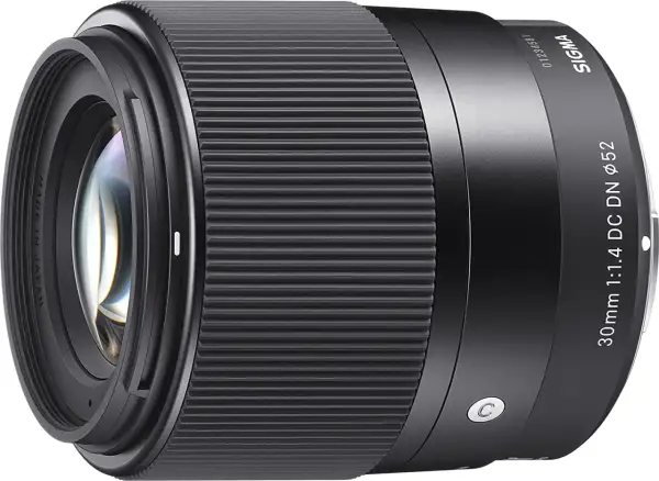 Objectif 50 mm pour quel usage ? Ce Sigma 1.4 DC DN 52mm est idéal pour portraits et faible luminosité.