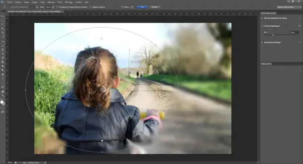 Enfant vu de dos sur un chemin, avec un effet de flou circulaire appliqué en **style Photoshop** pour un rendu artistique.
