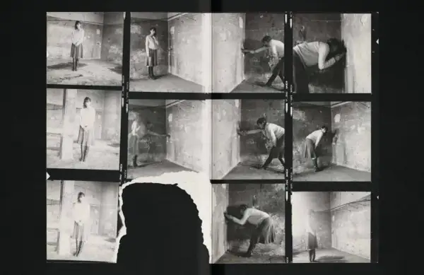 Série de photographies de Francesca Woodman dans une pièce aux murs décrépits, explorant des poses et des mouvements dans l'espace.