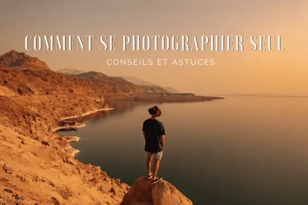Homme seul au chapeau contemplant un paysage désertique et aquatique. Une excellente idée de photo à faire seul chez soi, avec des conseils et astuces.