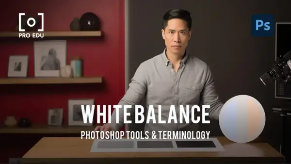 Un homme explique le balance des blancs dans Photoshop, avec une sphère de couleur et des grisards sur la table.