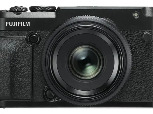 Appareil photo noir Fujifilm GFX 50R avec objectif proéminent.