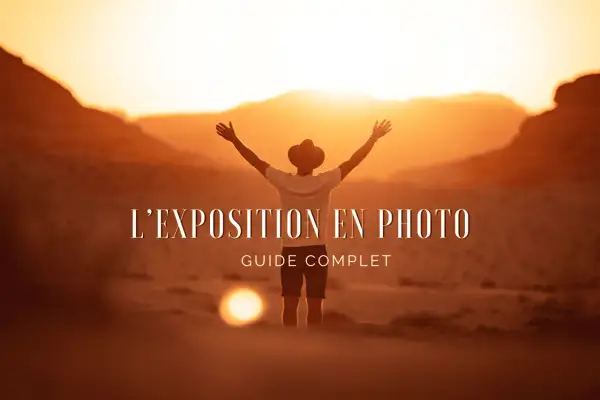 Un homme bras ouverts face au soleil couchant, texte "L'EXPOSITION EN PHOTO".