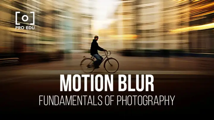 Une photo flou d'un cycliste en mouvement dans une ville, illustrant le concept de "Motion Blur".